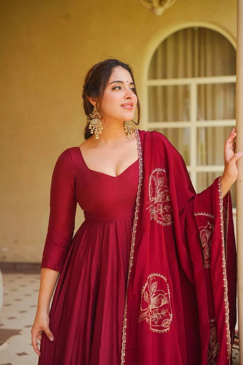 Zariya Heirloom Embroidered Anarkali Suit Set