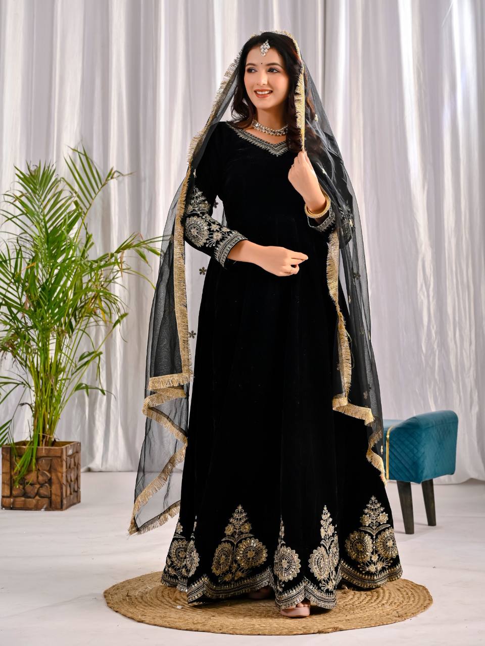 JAKIRA BLACK VELVET ANARKALI SUIT SET