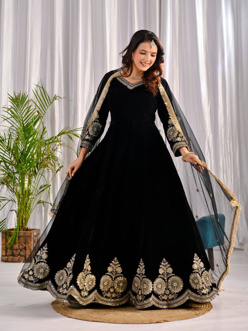 JAKIRA BLACK VELVET ANARKALI SUIT SET