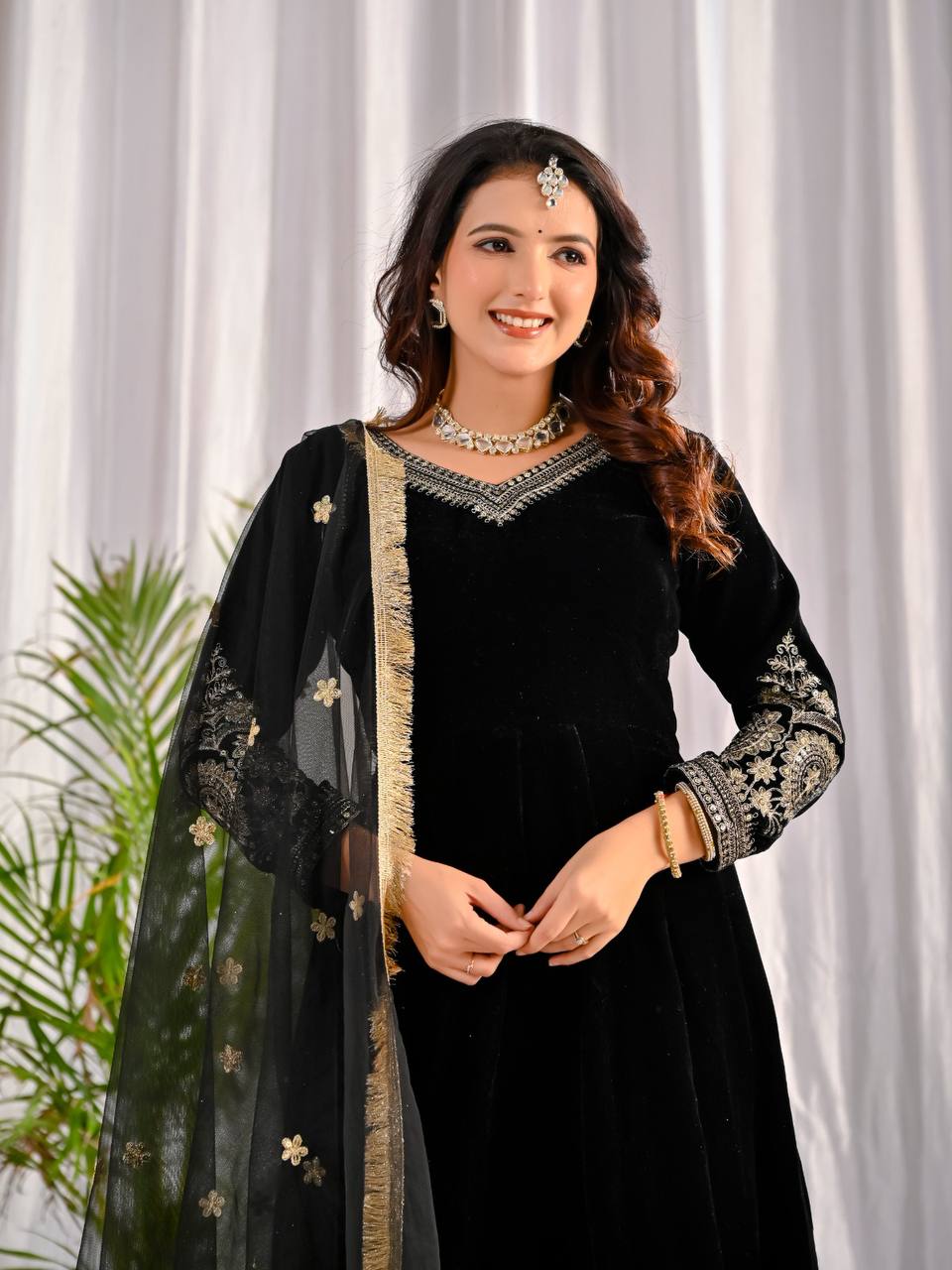 JAKIRA BLACK VELVET ANARKALI SUIT SET