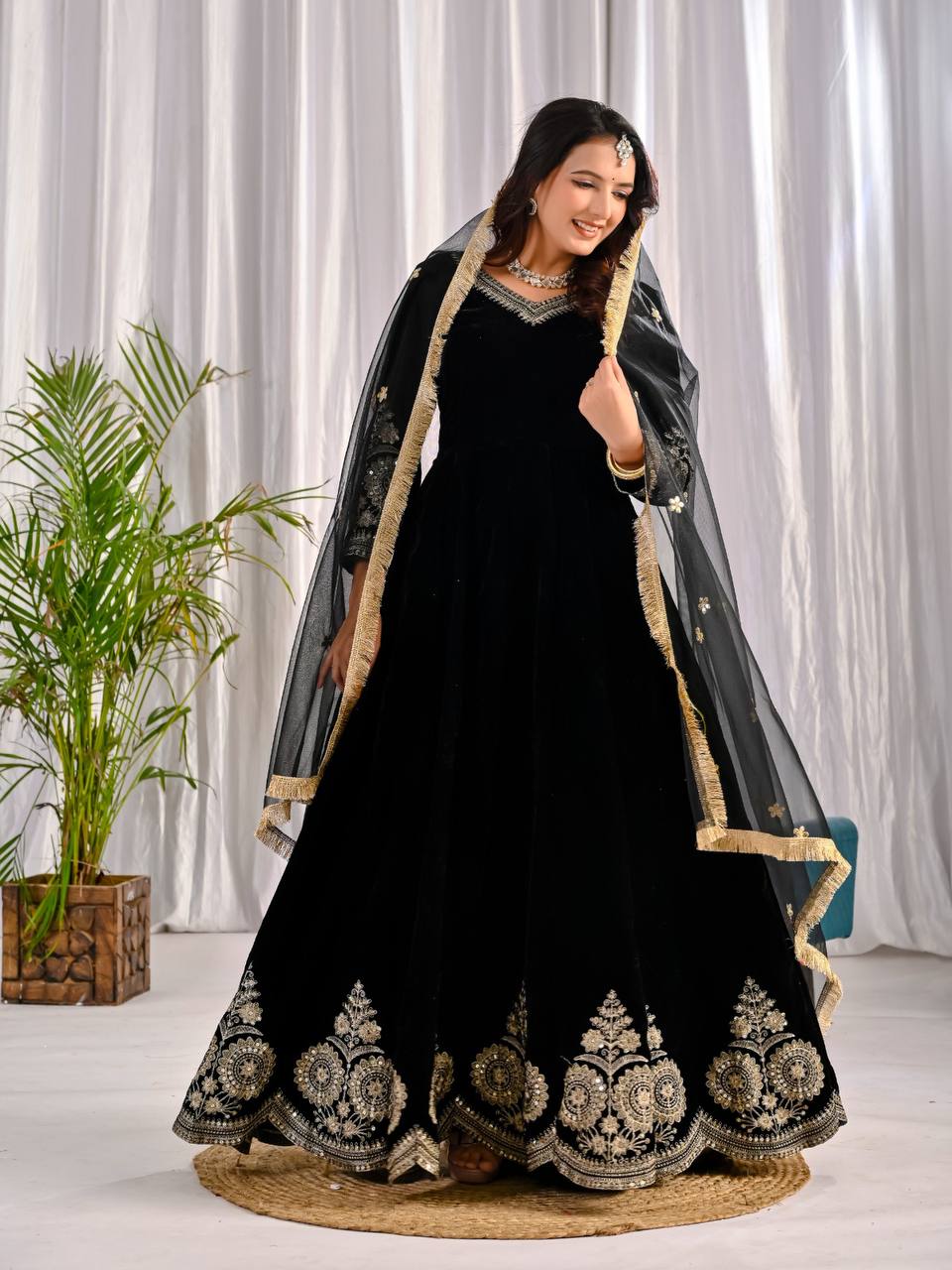 JAKIRA BLACK VELVET ANARKALI SUIT SET