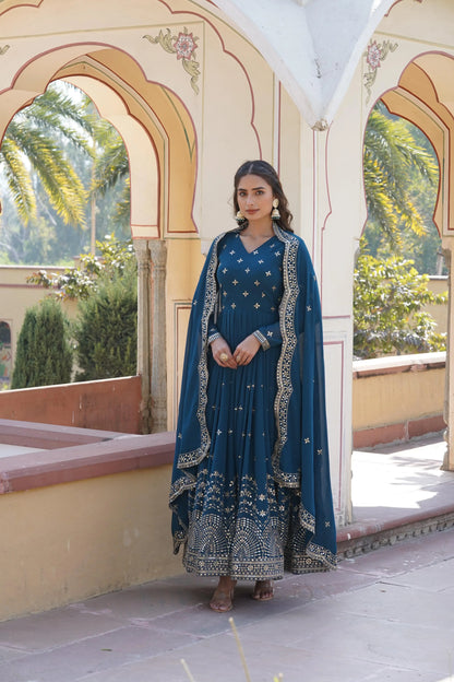 KAMOLIKA RAMA  EMBROIDERED SUIT SET