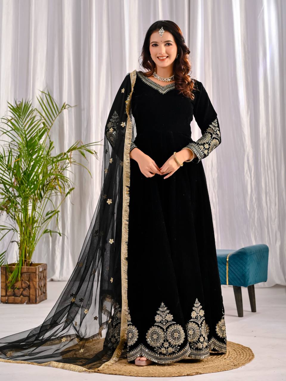JAKIRA BLACK VELVET ANARKALI SUIT SET