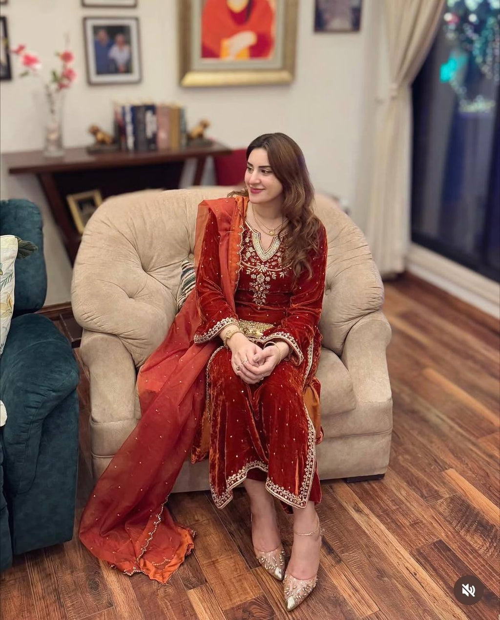 SHARJINA VELVET SUIT SET
