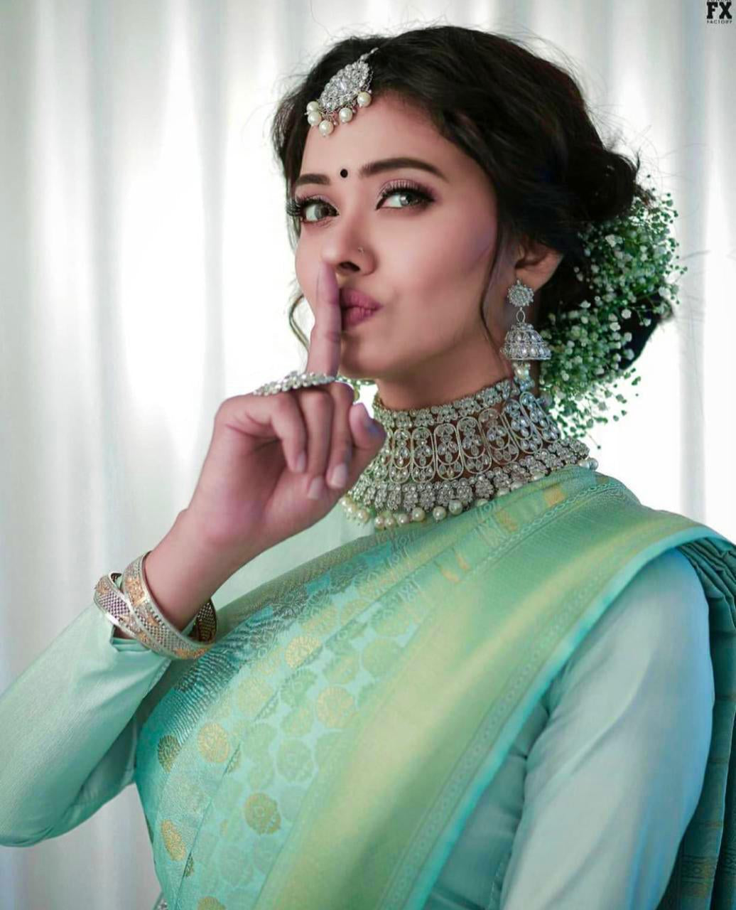 Shraddha Arya Looks Wow In A Pastel Green Saree